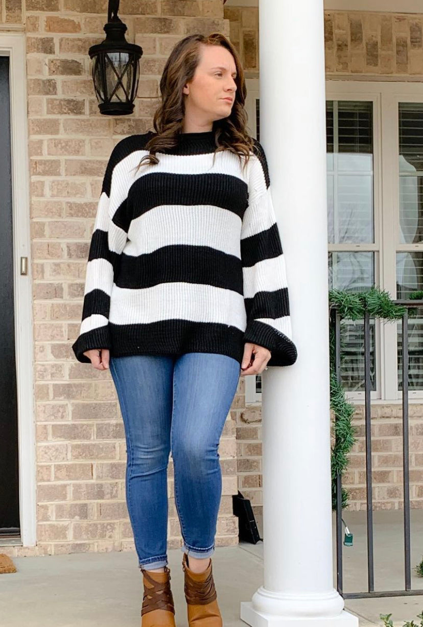 FALL BREEZE BLACK AND WHITE SWEATER